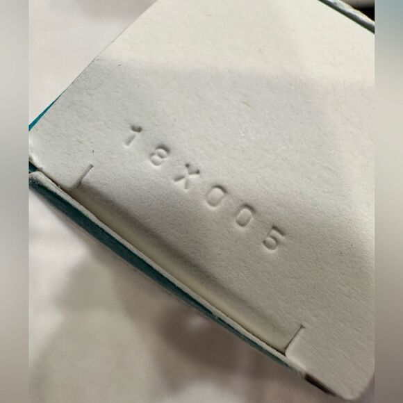 Kiehl's Truly Targeted Acne-Clearing Pimple Patch with 2% Salicylic Acid, - Picture 4 of 4